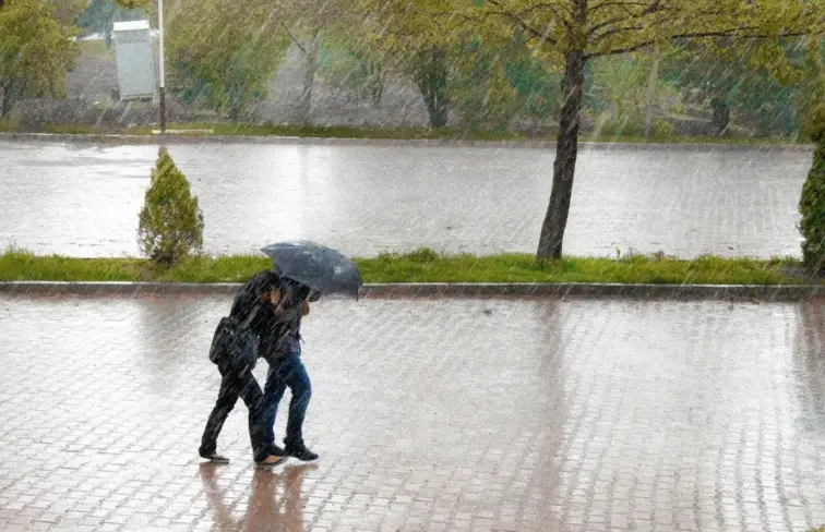 Pessoas a abrigar-se da chuva
